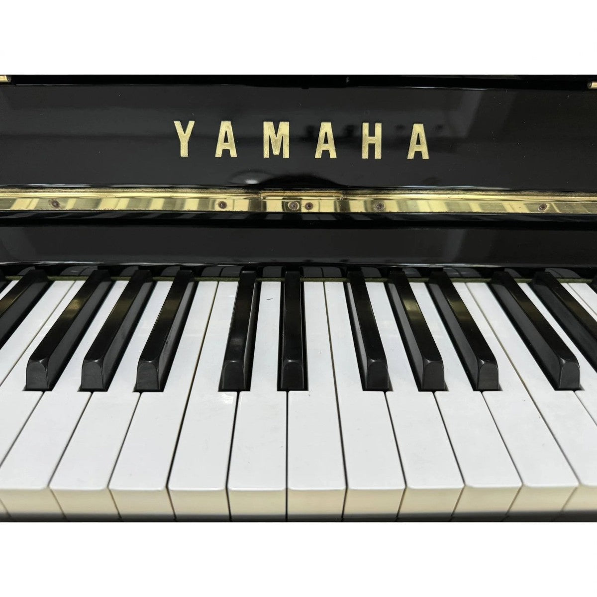 Bàn phím đàn piano cơ Yamaha U2A màu đen bóng sang trọng tại TÂN NHẠC CỤ