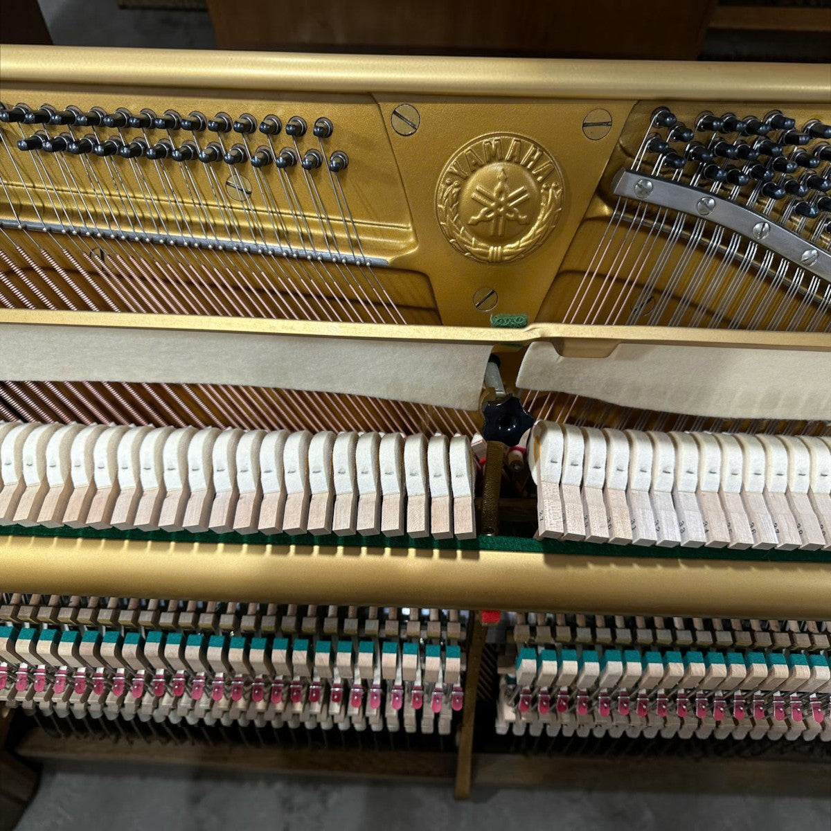Khung gang vàng và bộ máy cơ bên trong đàn piano Yamaha U3A tại TÂN NHẠC CỤ