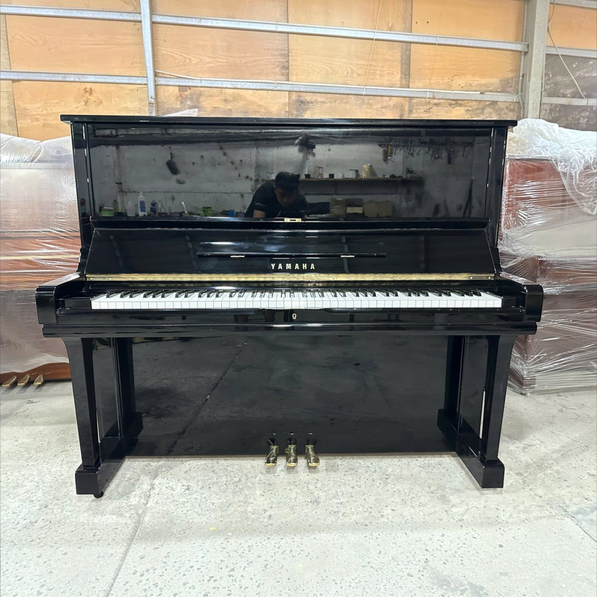 Đàn piano cơ Yamaha U3A màu đen bóng sang trọng tại TÂN NHẠC CỤ, thiết kế upright size 3 cao 131cm.