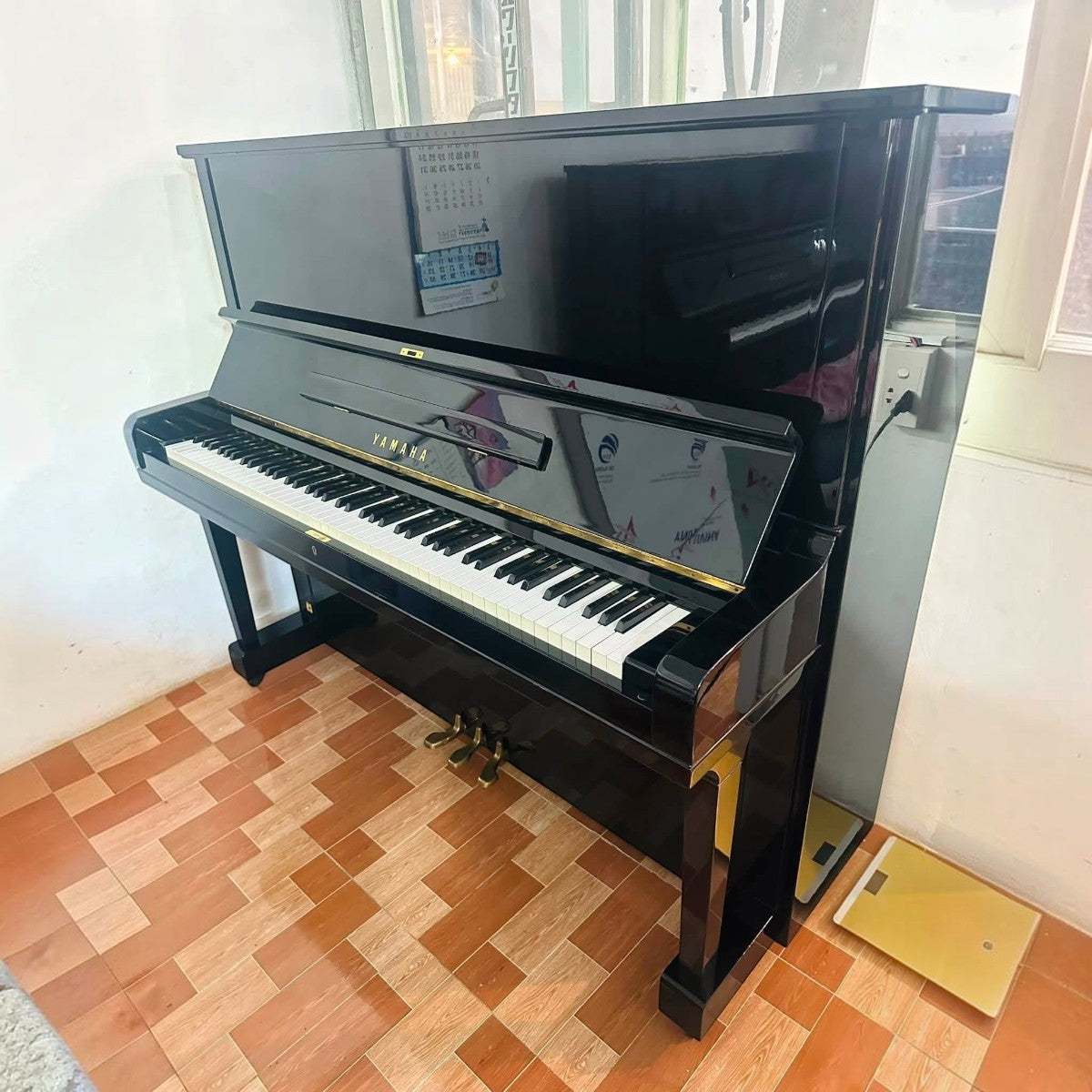 Đàn piano cơ upright Yamaha U3F màu đen bóng sang trọng tại cửa hàng TÂN NHẠC CỤ