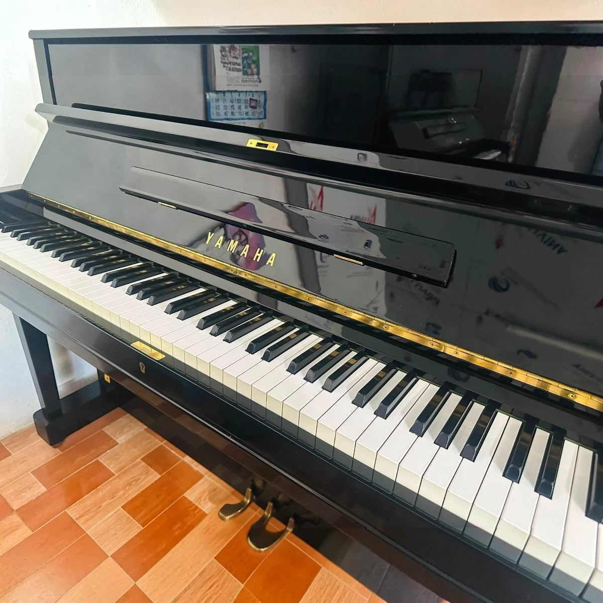 Đàn piano cơ upright Yamaha U3F màu đen bóng sang trọng tại TÂN NHẠC CỤ với thiết kế cổ điển và bàn phím 88 phím