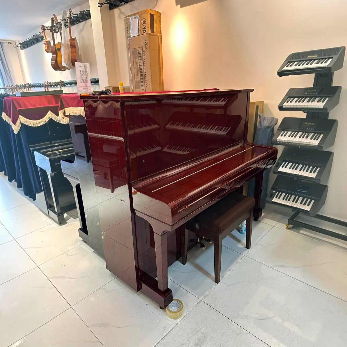 Đàn piano cơ Yamaha U3F màu vân gỗ Mahogany sang trọng tại cửa hàng TÂN NHẠC CỤ