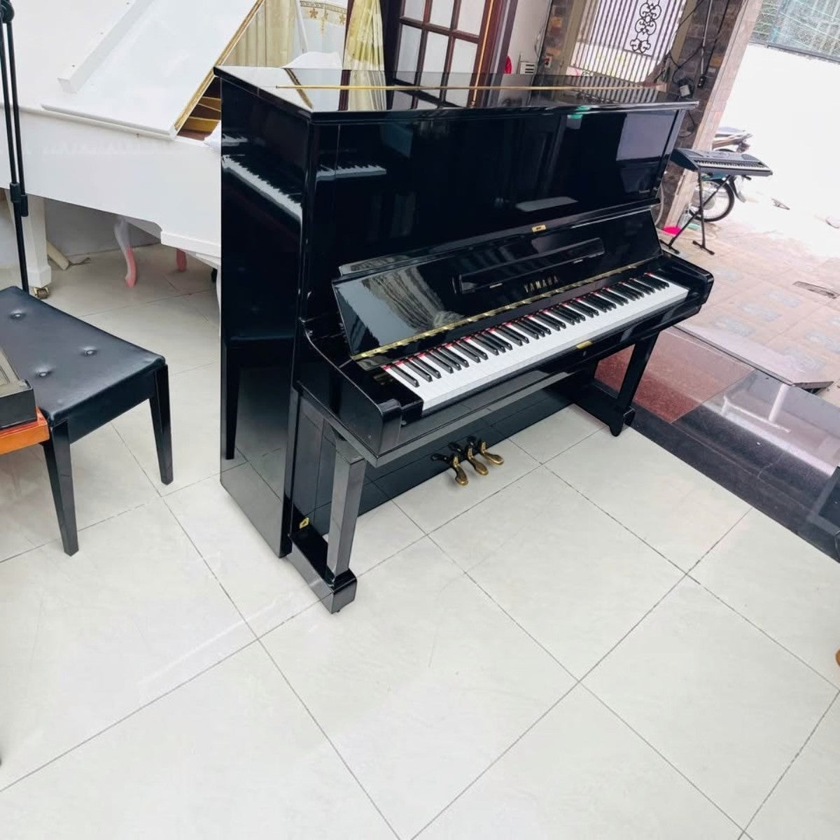 Đàn piano cơ upright Yamaha U3F màu đen bóng sang trọng tại cửa hàng TÂN NHẠC CỤ