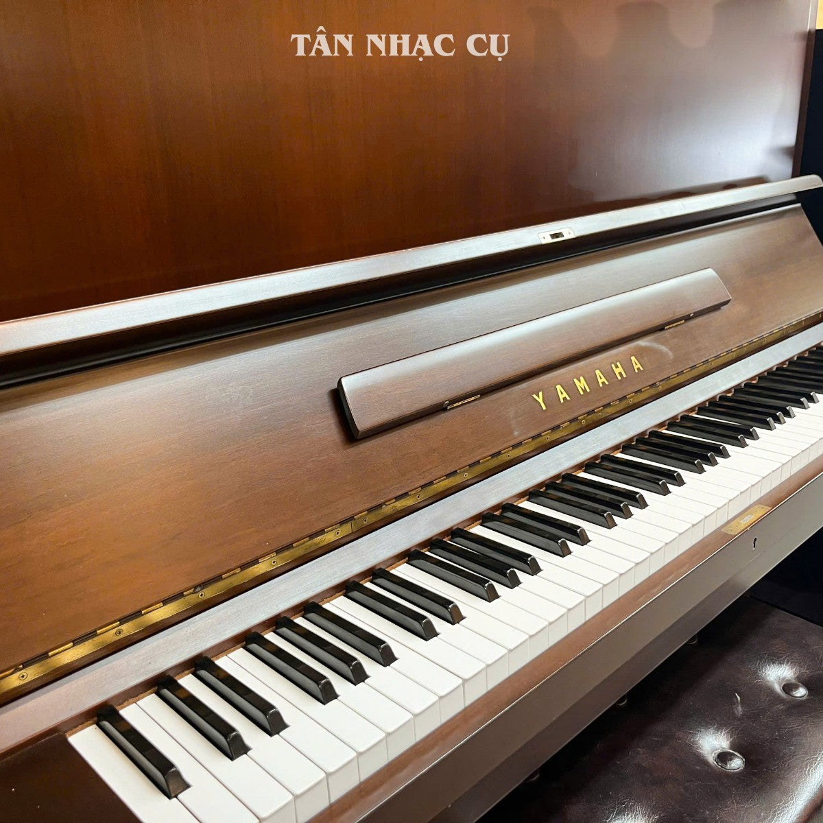 Đàn piano cơ Yamaha U5B màu gỗ óc chó sang trọng tại Tân Nhạc Cụ với thiết kế cổ điển và hoàn thiện cao cấp