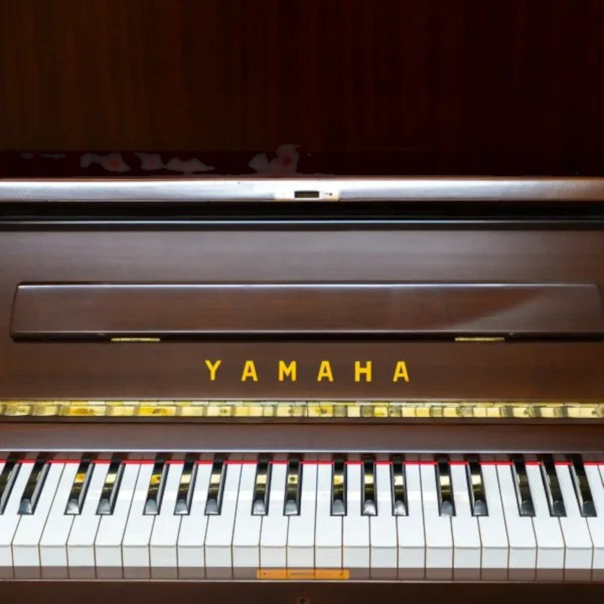Đàn piano cơ TÂN NHẠC CỤ Yamaha U5B màu gỗ óc chó Walnut sang trọng với các phím đàn chi tiết