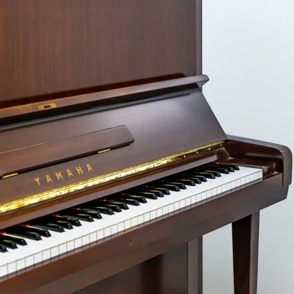 Đàn piano cơ Yamaha U5B màu gỗ óc chó sang trọng tại TÂN NHẠC CỤ