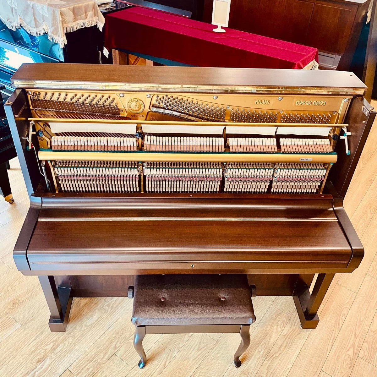 Đàn piano cơ Yamaha U5B cũ màu gỗ óc chó Walnut sang trọng tại Tân Nhạc Cụ với bộ máy bên trong chi tiết