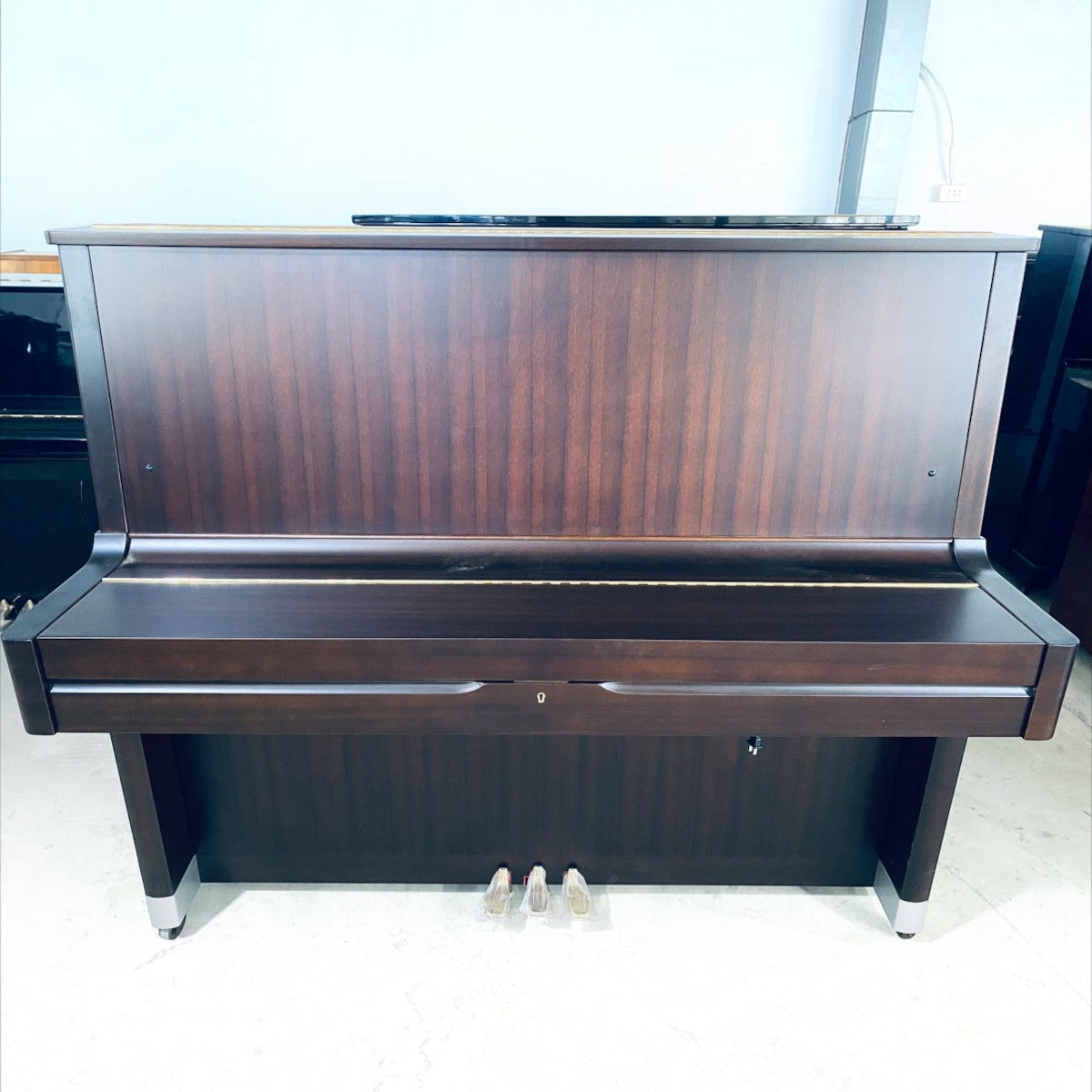 Đàn piano cơ TÂN NHẠC CỤ Yamaha U5D màu vân gỗ tự nhiên sang trọng, thiết kế upright cao cấp 131cm.