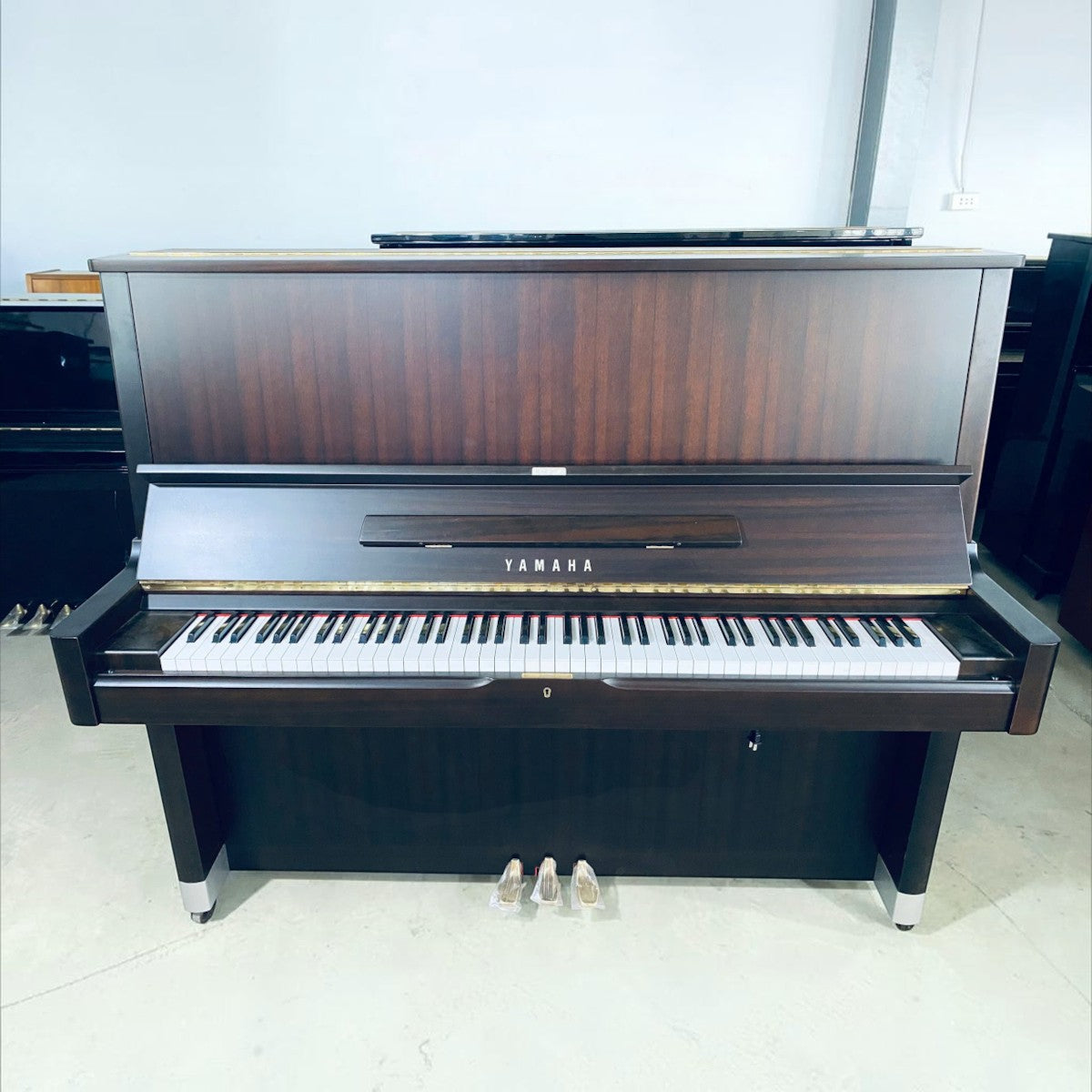 Đàn piano cơ TÂN NHẠC CỤ Yamaha U5D cũ màu vân gỗ tự nhiên sang trọng với thiết kế upright cao cấp