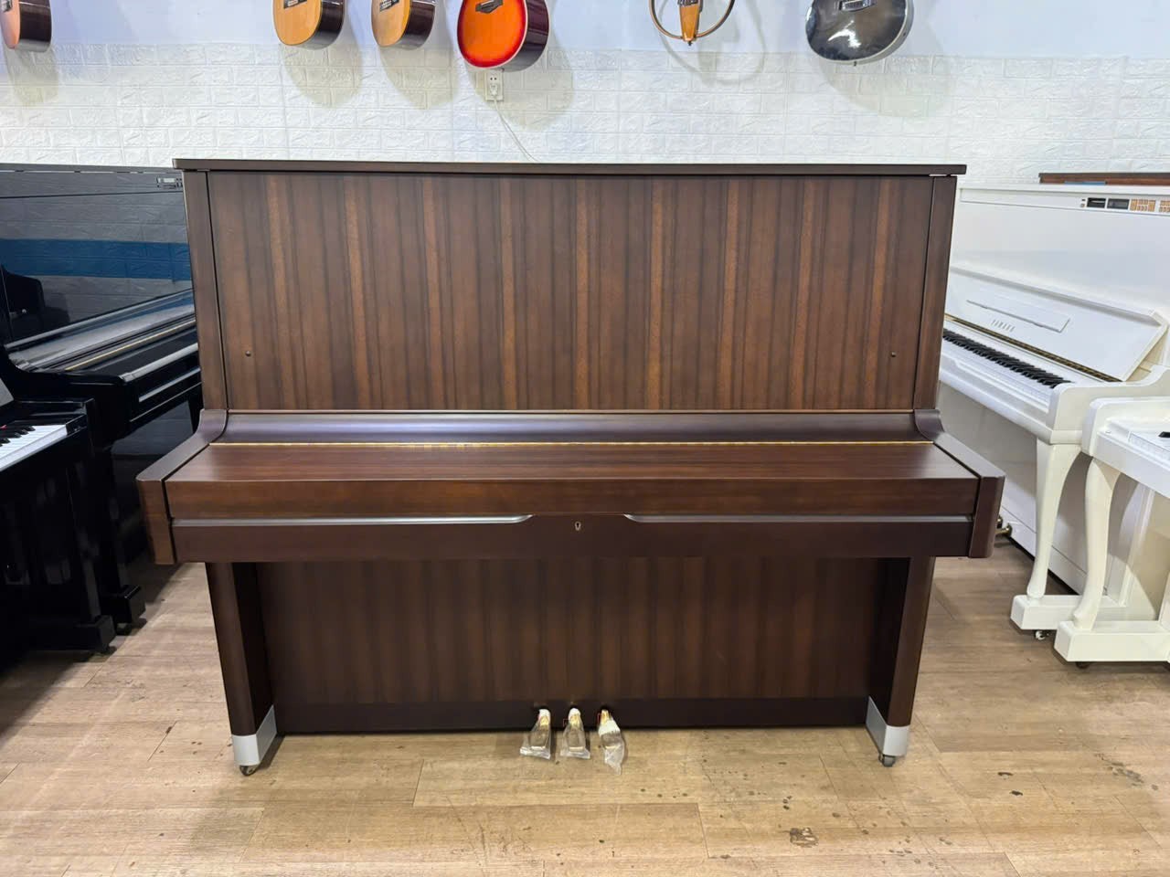 Đàn piano cơ Yamaha U5H màu vân gỗ nâu trầm sang trọng tại cửa hàng TÂN NHẠC CỤ