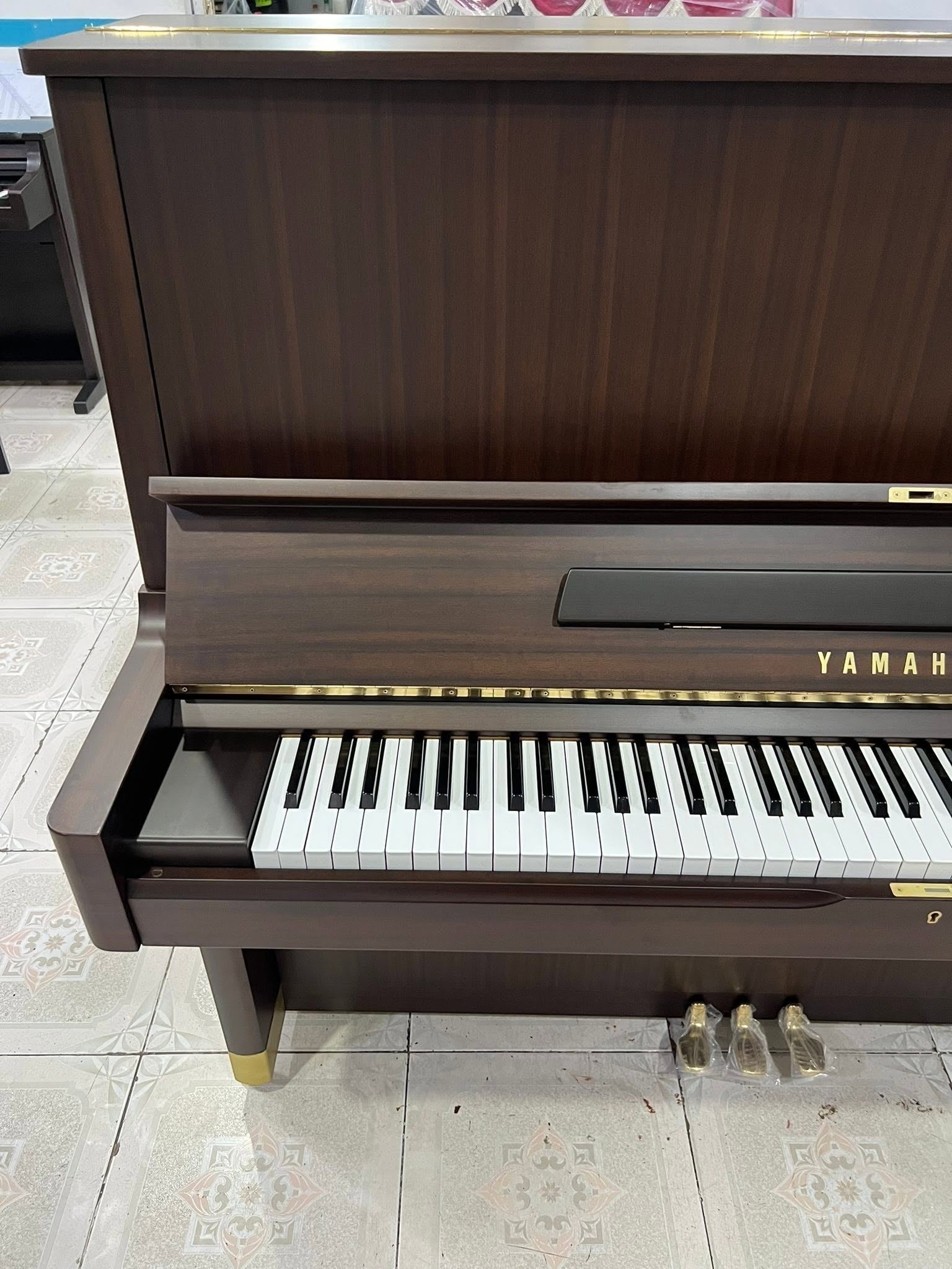 Đàn piano cơ Yamaha U5H cũ màu vân gỗ nâu trầm sang trọng tại TÂN NHẠC CỤ