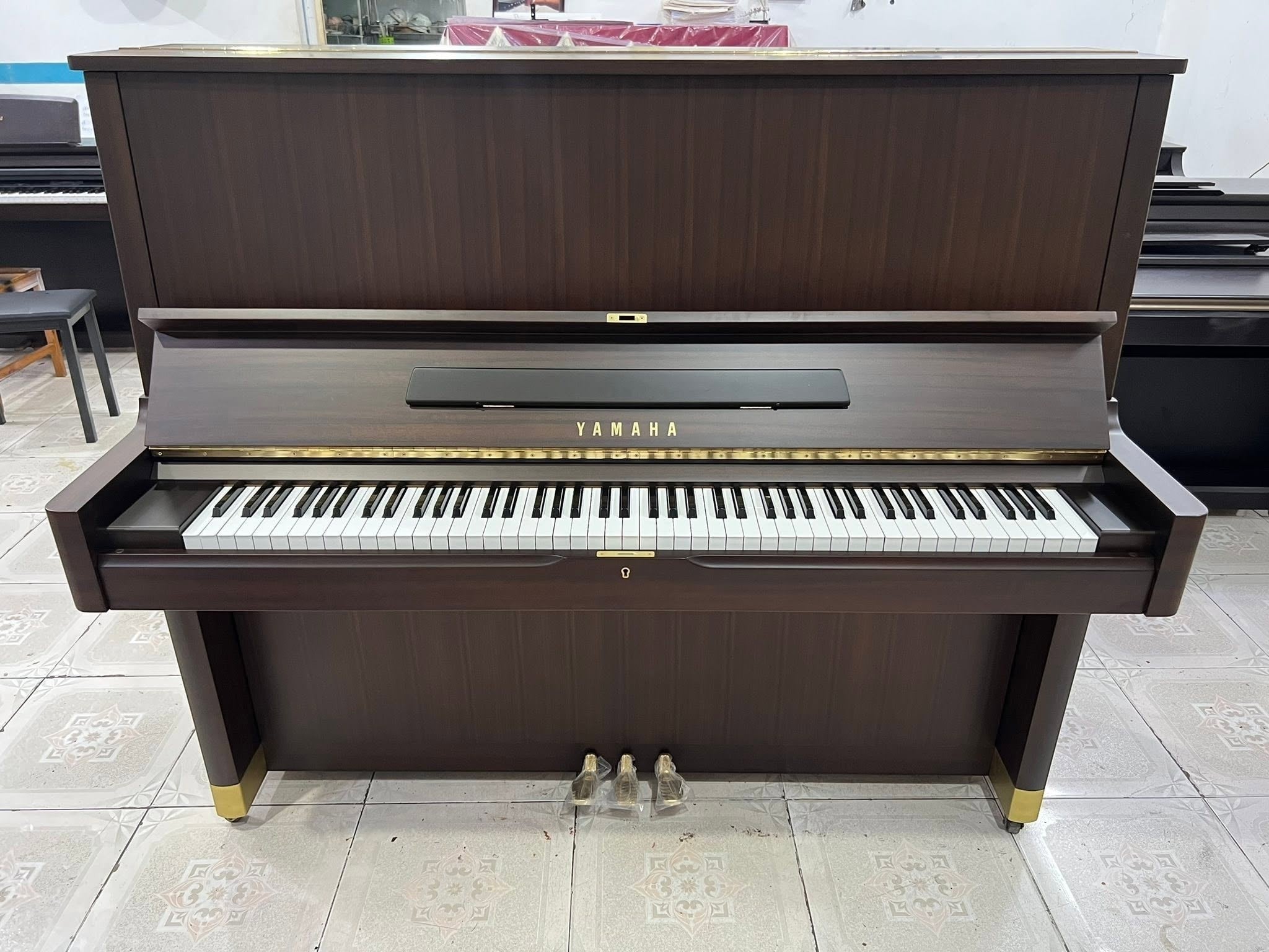 Đàn piano cơ Yamaha U5H cũ màu vân gỗ nâu trầm sang trọng tại TÂN NHẠC CỤ