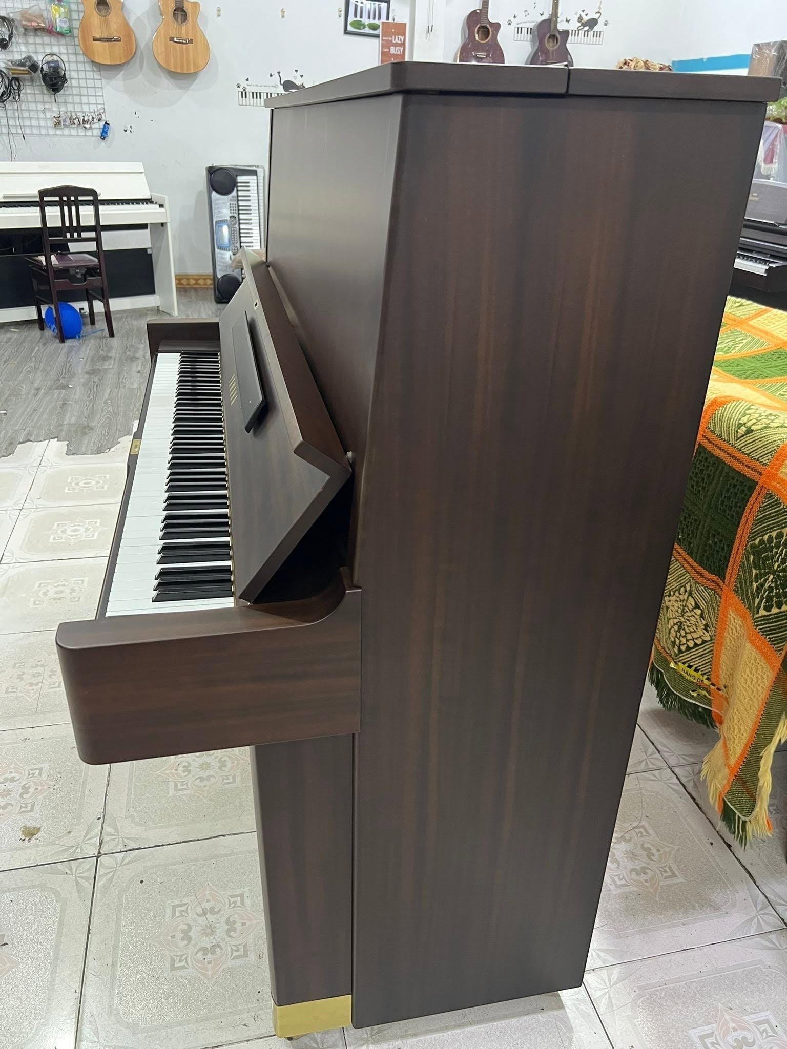 Đàn piano cơ Yamaha U5H màu vân gỗ nâu trầm sang trọng tại TÂN NHẠC CỤ, thiết kế upright cao cấp, bền bỉ.
