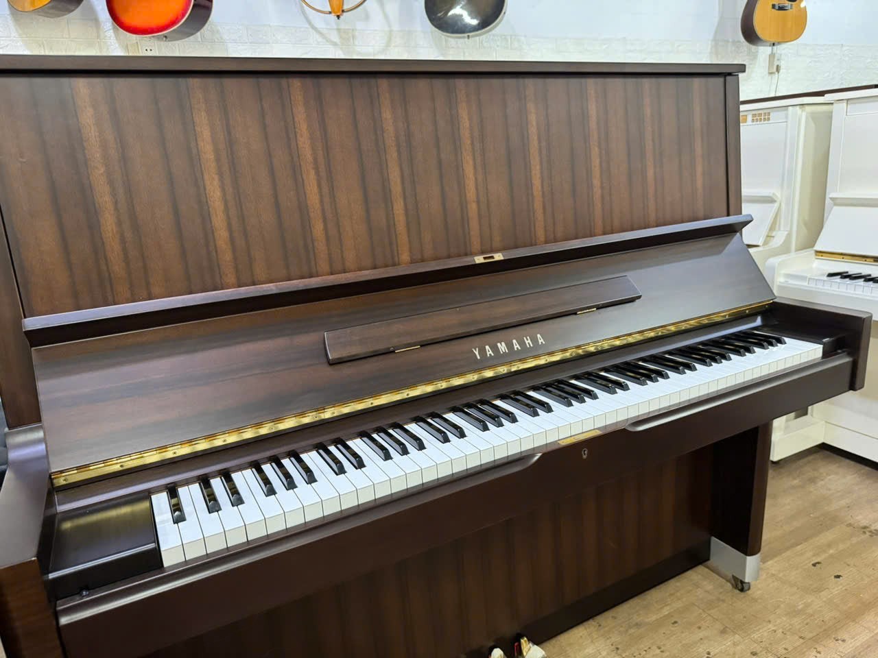 Đàn piano cơ TÂN NHẠC CỤ Yamaha U5H màu vân gỗ nâu trầm sang trọng, thiết kế upright cao cấp cổ điển.