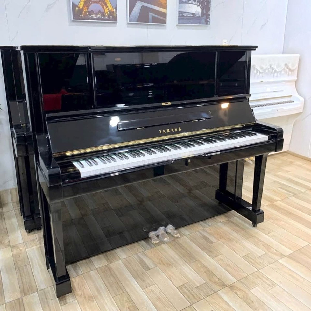 Đàn piano cơ Yamaha UX3 màu đen bóng sang trọng tại TÂN NHẠC CỤ, thiết kế upright cao cấp với khung chữ X bền bỉ.