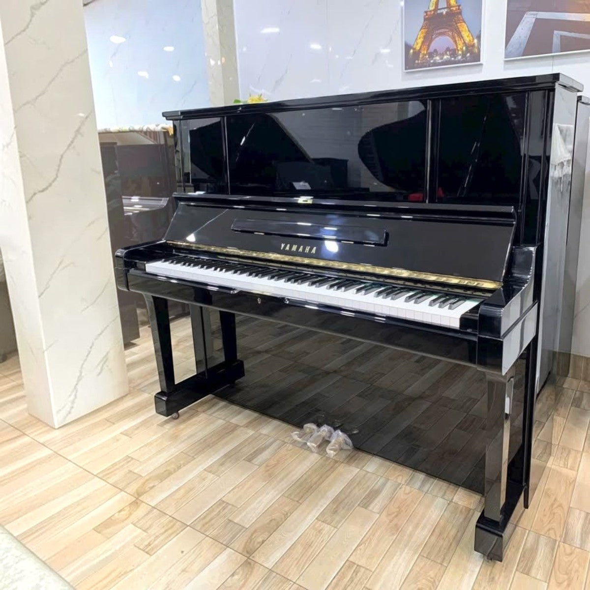 Đàn piano cơ Yamaha UX3 màu đen bóng sang trọng tại TÂN NHẠC CỤ với thiết kế khung chữ X cao cấp