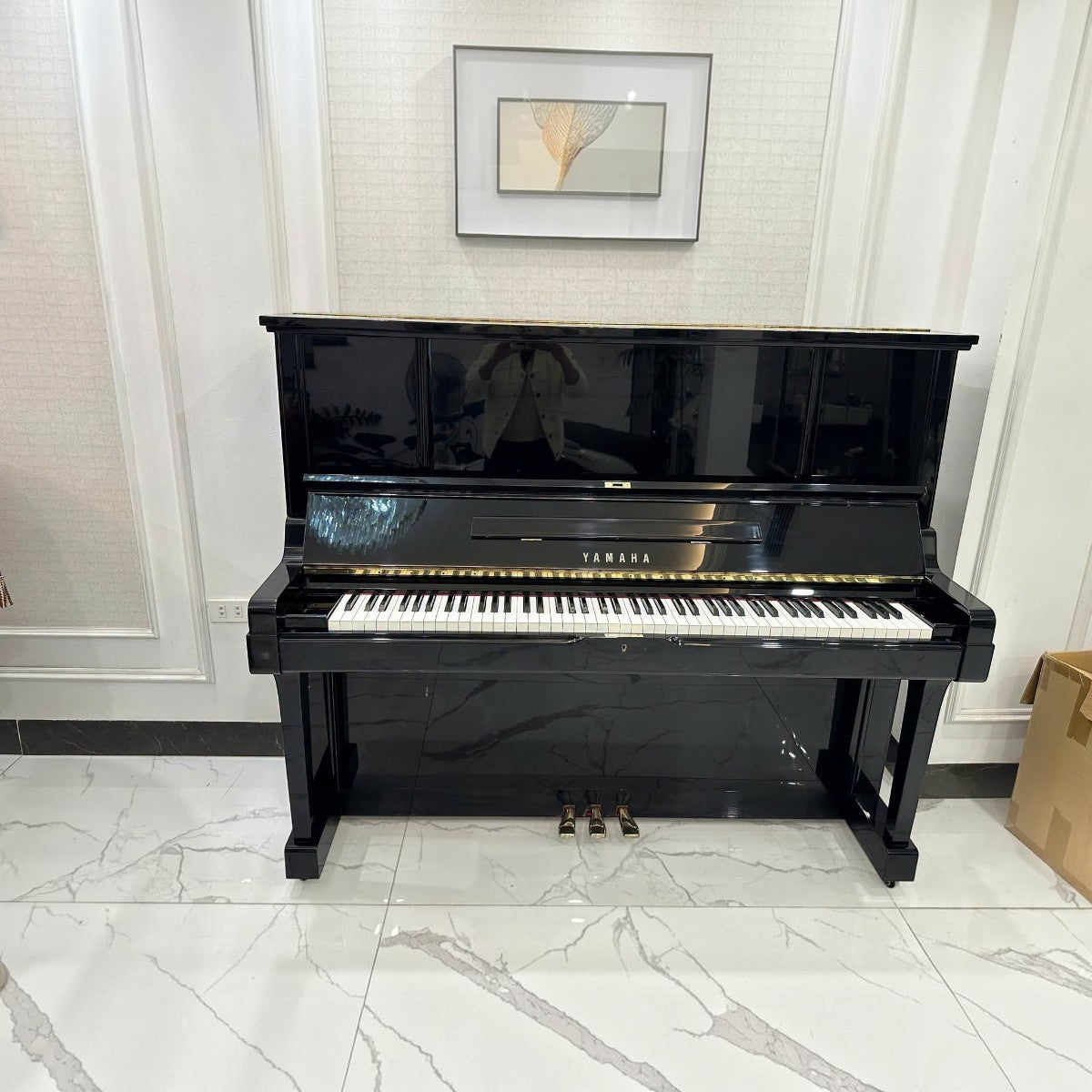 Đàn piano cơ Yamaha UX3 màu đen bóng sang trọng tại TÂN NHẠC CỤ, thiết kế upright cao cấp với 88 phím đàn.