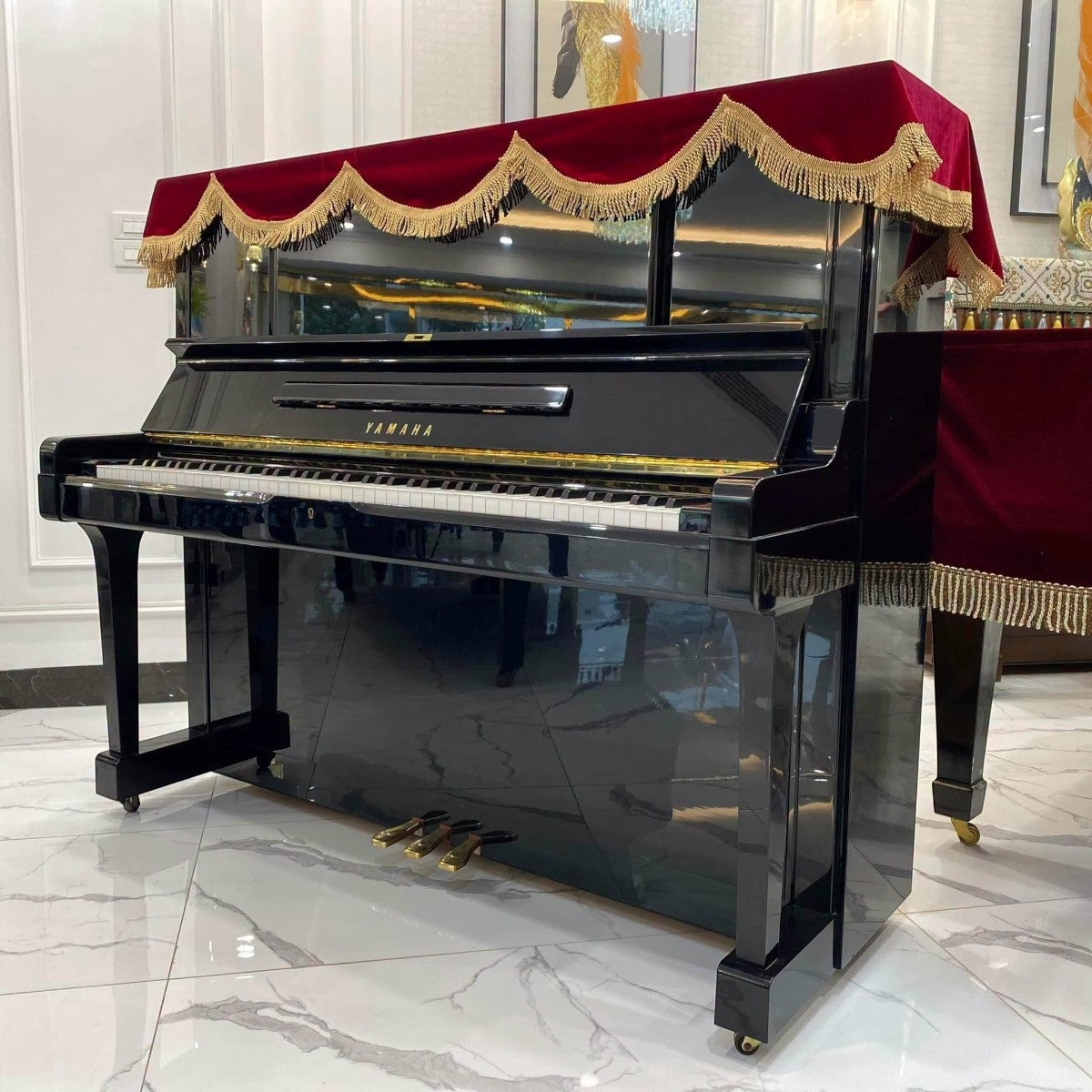 Đàn piano cơ Yamaha UX3 màu đen bóng sang trọng với khăn phủ nhung đỏ tại cửa hàng TÂN NHẠC CỤ