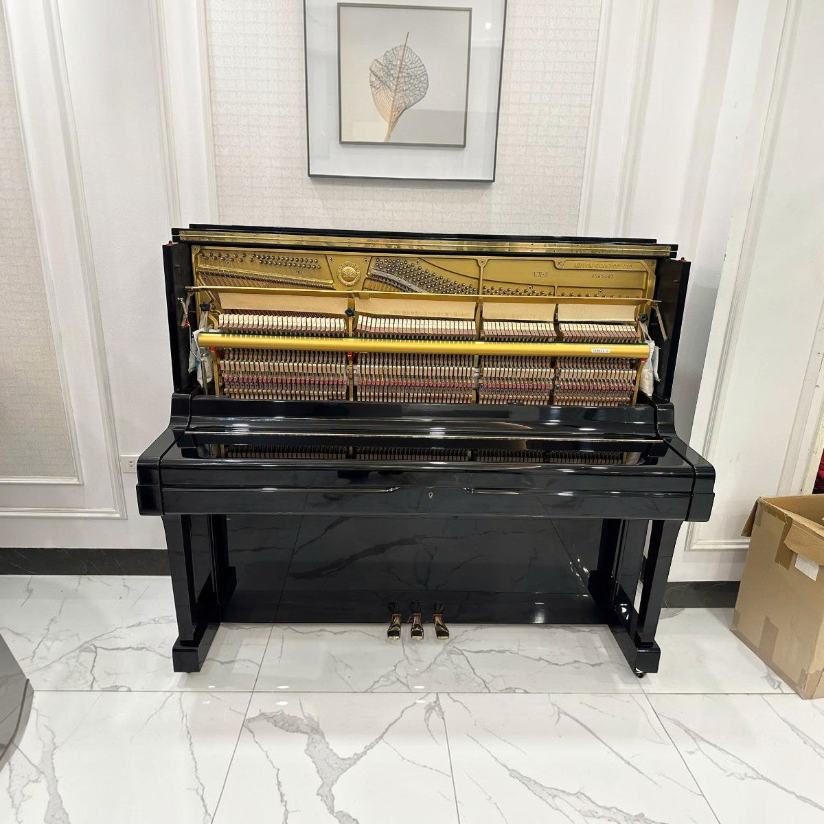 Đàn piano cơ Yamaha UX3 màu đen bóng tại TÂN NHẠC CỤ với thiết kế khung V-Pro và bộ máy bên trong lộ rõ