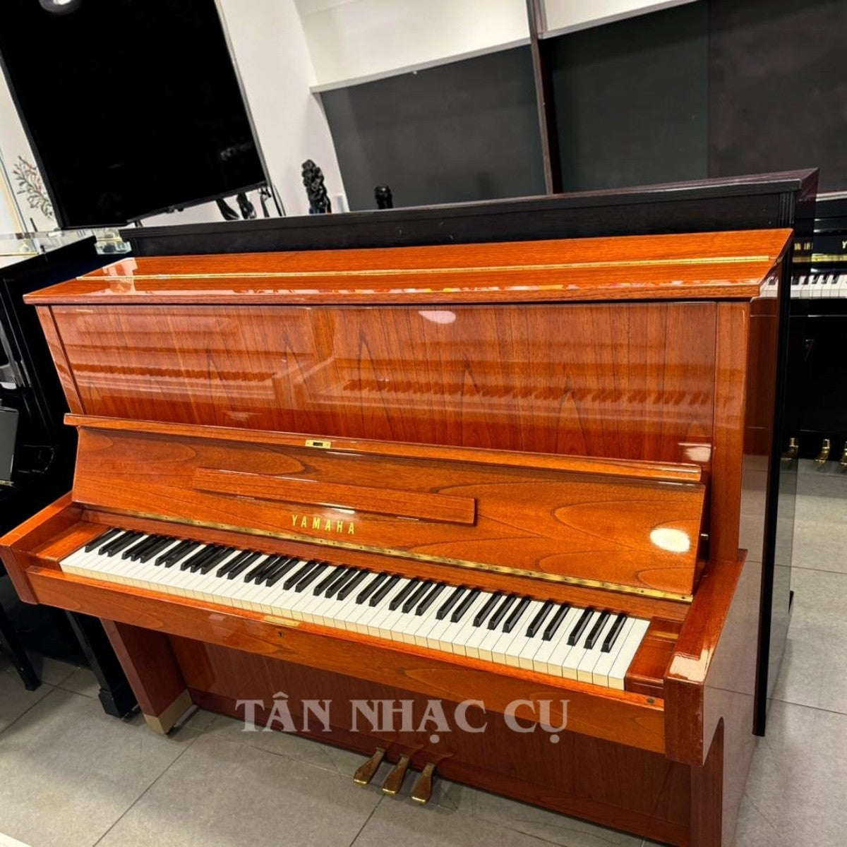 Đàn piano cơ Yamaha W104 cũ với lớp vỏ vân gỗ tự nhiên sang trọng, thiết kế cổ điển tại cửa hàng TÂN NHẠC CỤ