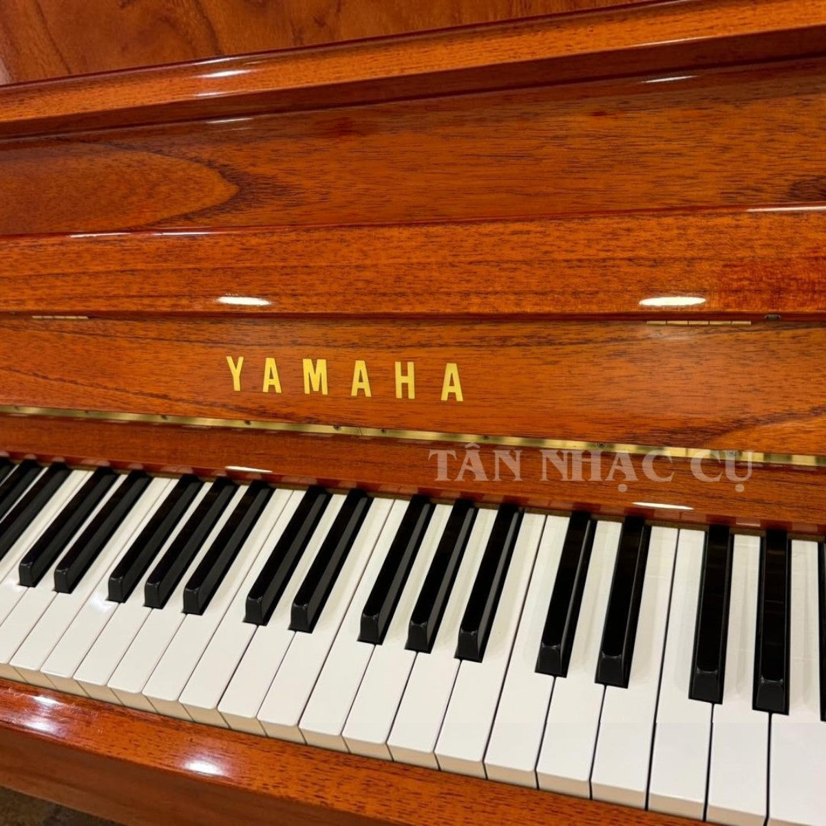 Đàn piano cơ Yamaha W104 cũ tại TÂN NHẠC CỤ với mặt vân gỗ tự nhiên cao cấp, sang trọng và cổ điển