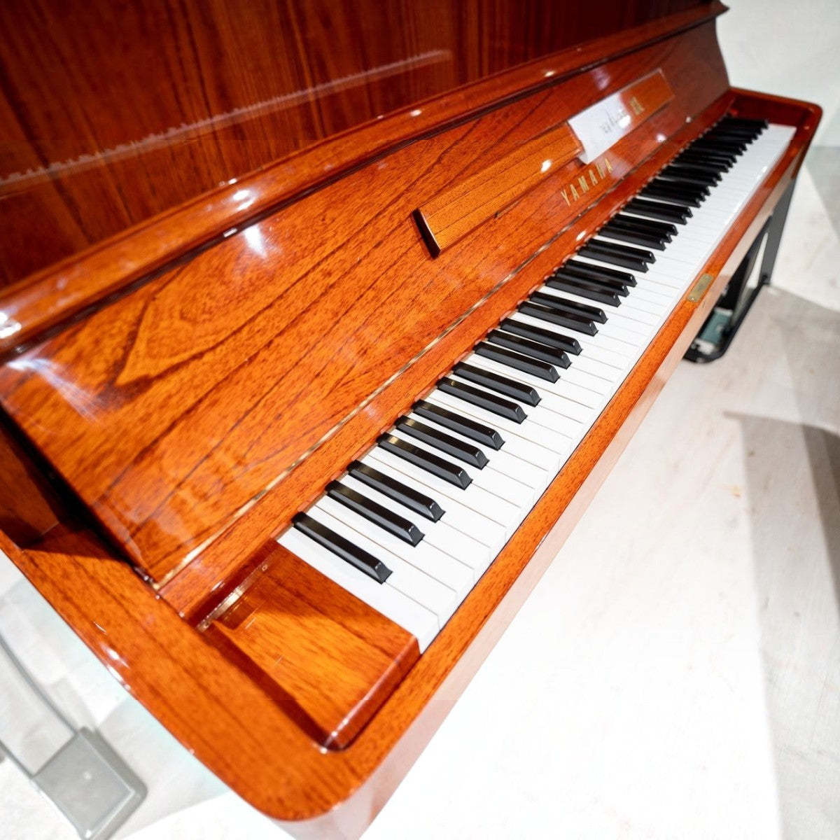 Đàn piano cơ Yamaha W104 cũ tại TÂN NHẠC CỤ với lớp vỏ vân gỗ tự nhiên sang trọng và bàn phím 88 phím cổ điển