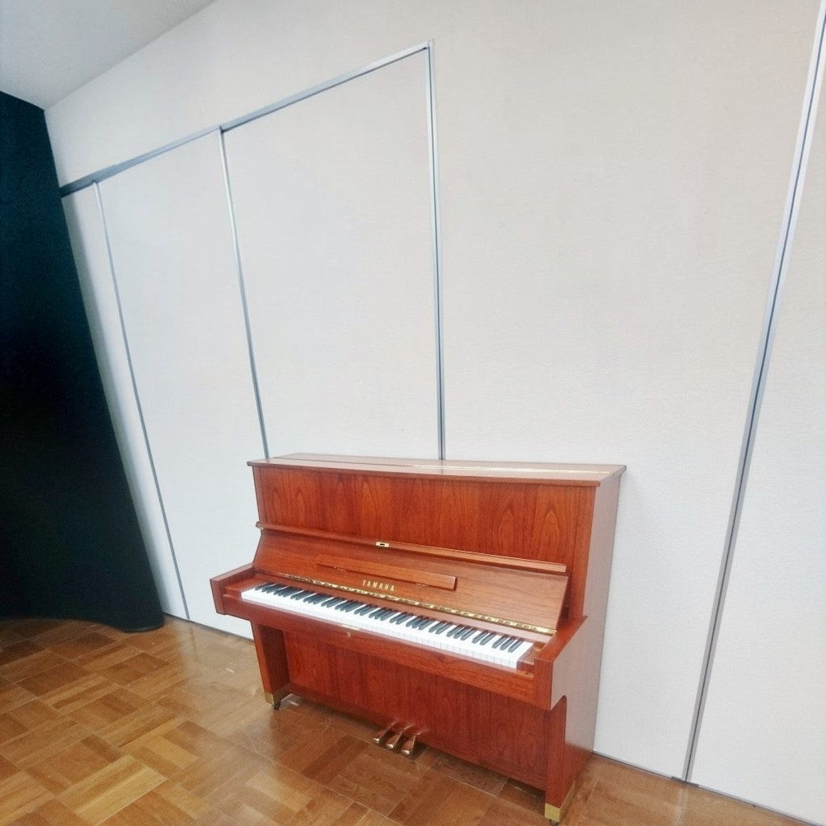 Đàn piano cơ Yamaha W104 cũ tại TÂN NHẠC CỤ với lớp vỏ gỗ tự nhiên sang trọng và thiết kế cổ điển