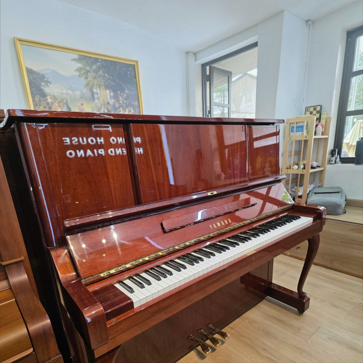 Đàn piano cơ Yamaha W106B tại TÂN NHẠC CỤ với mặt vân gỗ óc chó và gụ cổ điển, thiết kế sang trọng, bóng đẹp.