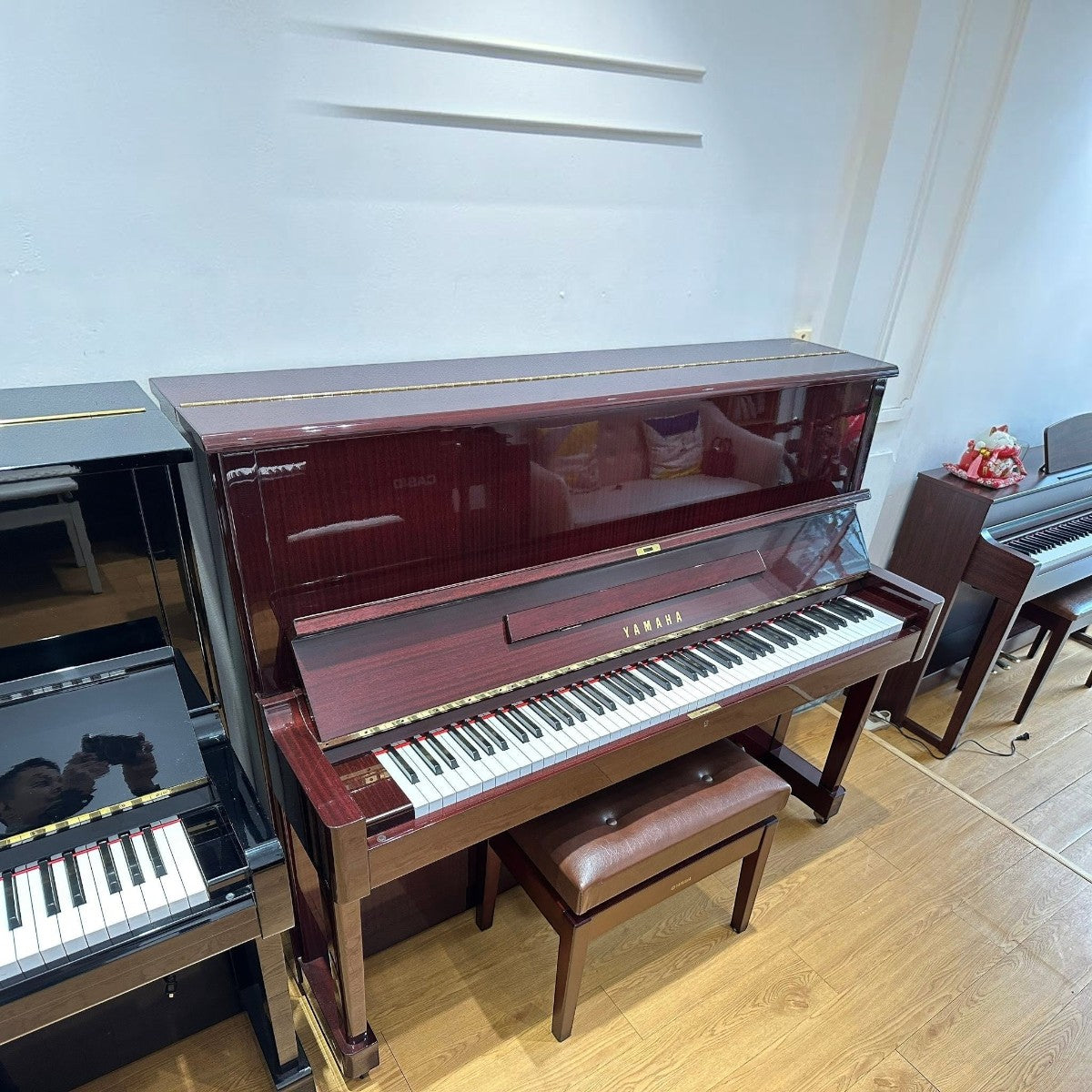 Đàn piano cơ Yamaha W108B màu nâu gỗ sẫm cổ điển tại cửa hàng TÂN NHẠC CỤ