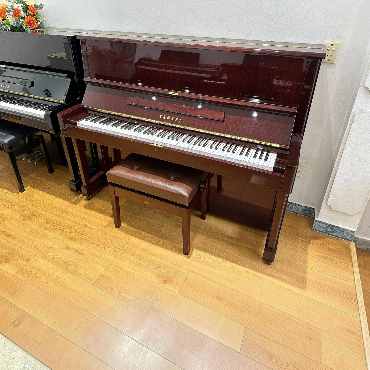 Đàn piano cơ Yamaha W108B màu nâu gỗ sẫm cổ điển với thiết kế chân cong sang trọng tại TÂN NHẠC CỤ