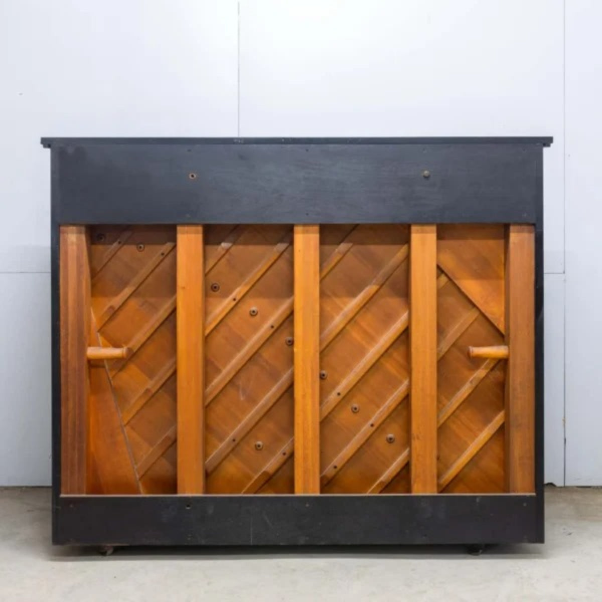 Mặt sau đàn piano cơ Diapason 125M1 tại TÂN NHẠC CỤ với bảng cộng hưởng gỗ vân sam và khung gang chắc chắn