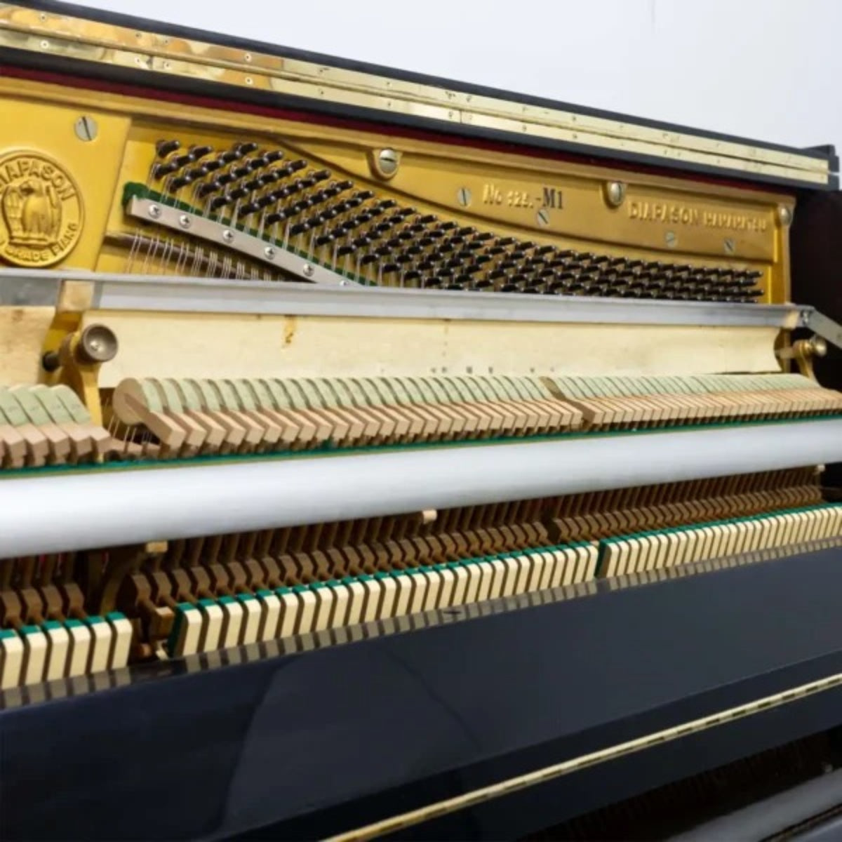 Chi tiết bộ máy và khung gang bên trong đàn piano cơ Diapason 125M1 tại Tân Nhạc Cụ