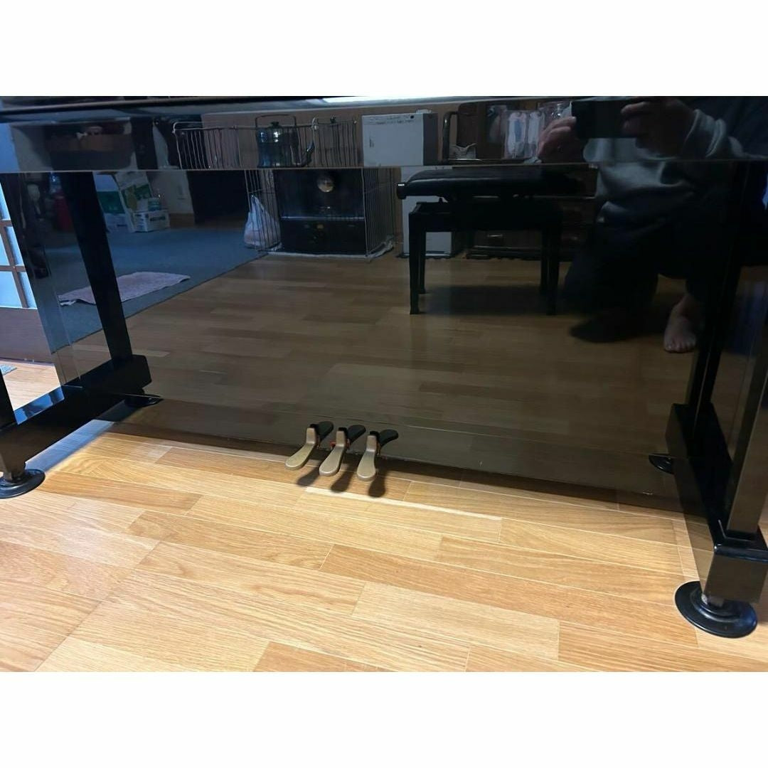 Ba bàn đạp mạ vàng bóng của đàn piano cơ upright TÂN NHẠC CỤ Diapason D25B với lớp sơn đen bóng sang trọng