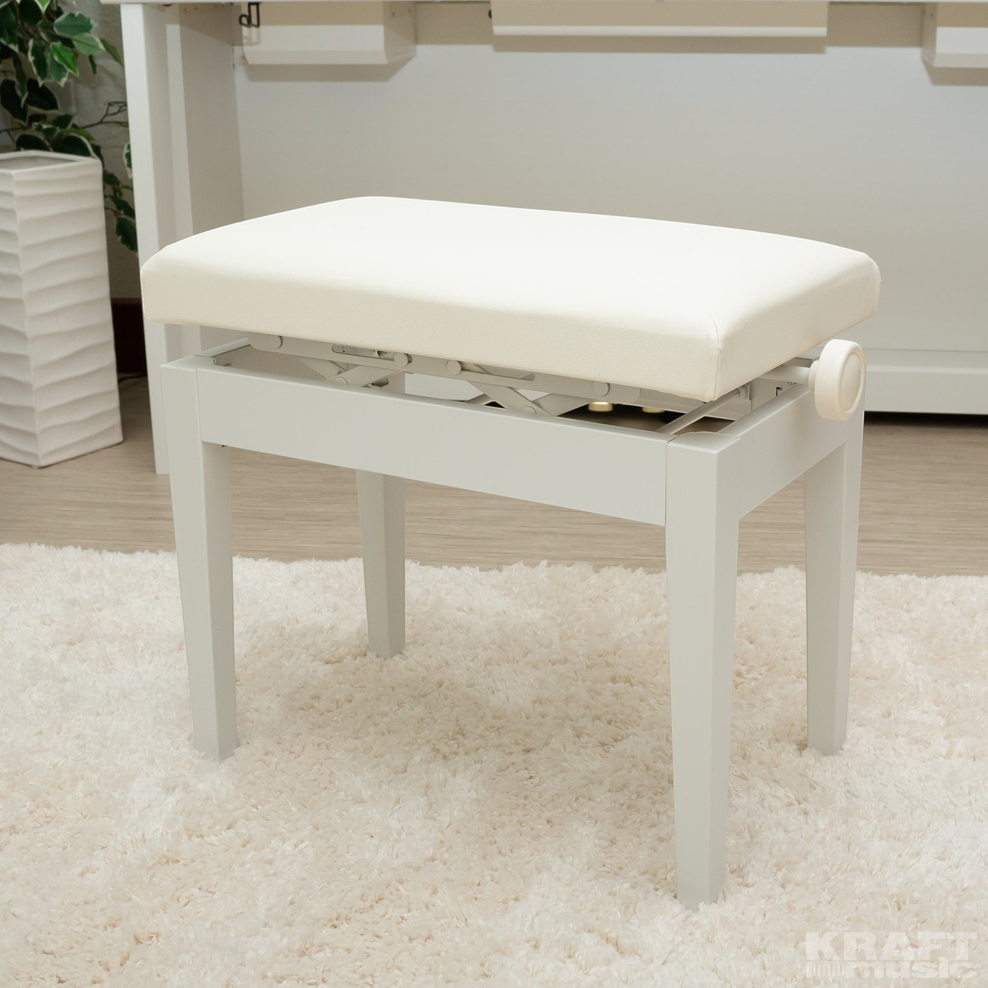 Ghế đàn piano màu trắng có thể điều chỉnh độ cao tại showroom TÂN NHẠC CỤ