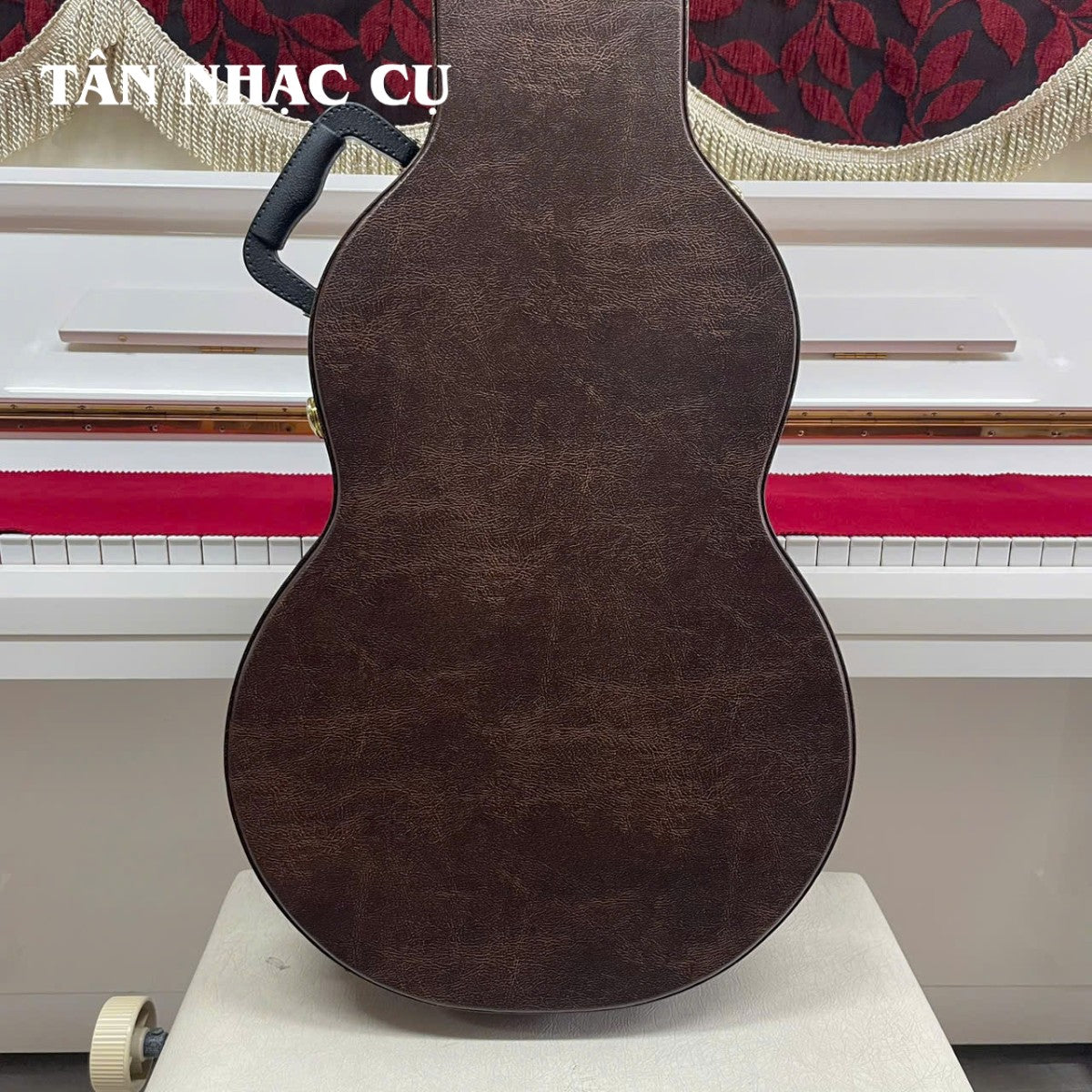 Hộp cứng guitar điện dáng Les Paul màu nâu vân da sang trọng từ TÂN NHẠC CỤ, thiết kế chắc chắn bảo vệ nhạc cụ