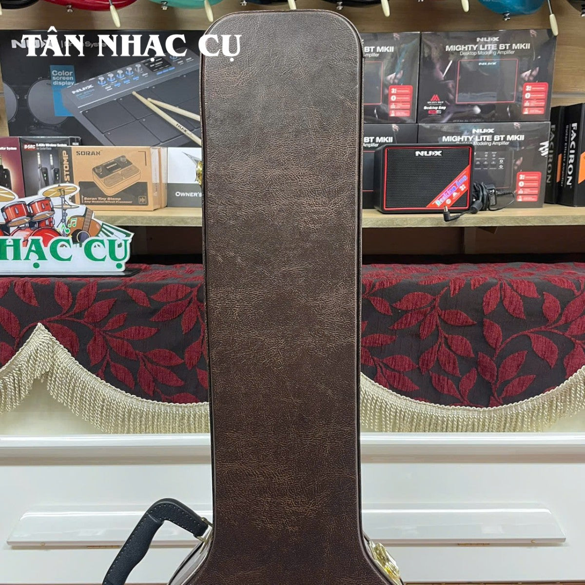Hộp cứng guitar điện dáng Les Paul màu nâu sang trọng từ TÂN NHẠC CỤ, thiết kế chắc chắn bảo vệ nhạc cụ tối ưu