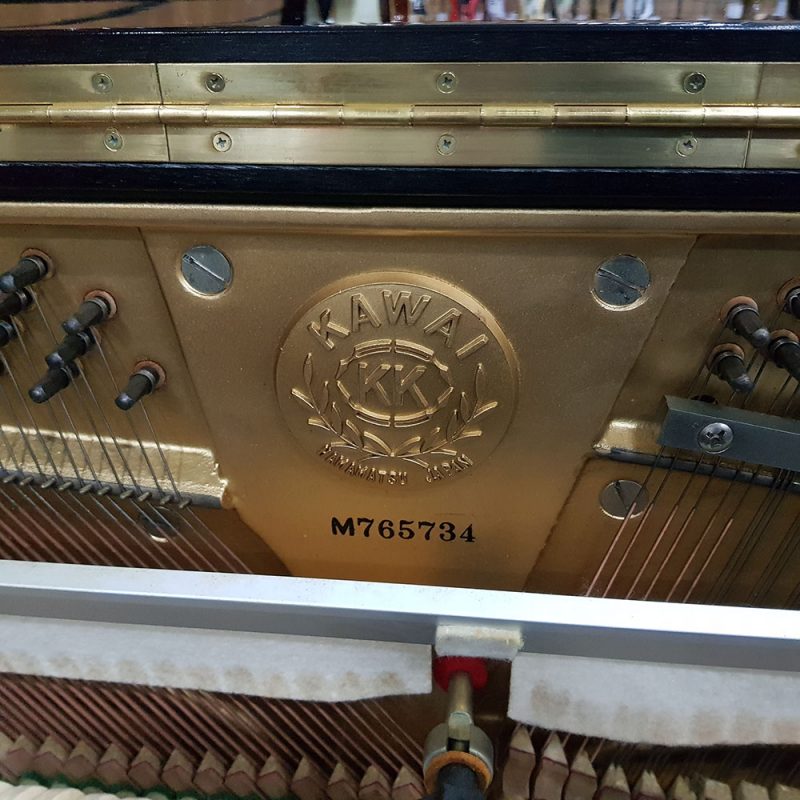 Khung gang đàn piano cơ TÂN NHẠC CỤ Kawai BL12 với logo Kawai và số serial M765734 bên trong