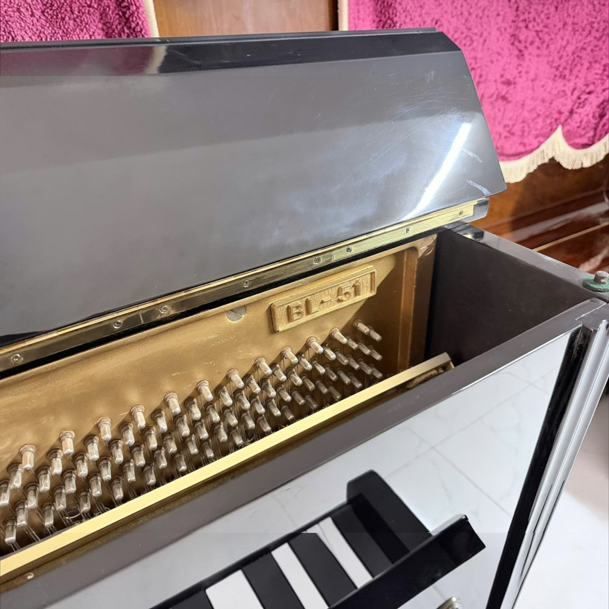 Đàn piano cơ TÂN NHẠC CỤ Kawai BL51 màu đen bóng với khung gang và chốt lên dây bên trong