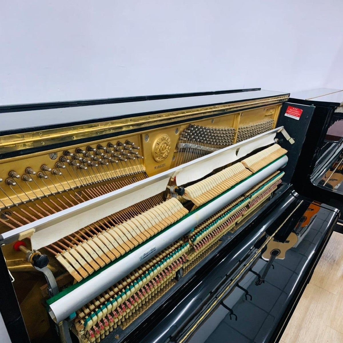 Đàn piano cơ upright TÂN NHẠC CỤ Kawai BL51 màu đen bóng với bộ máy bên trong chi tiết và khung gang vàng sang trọng