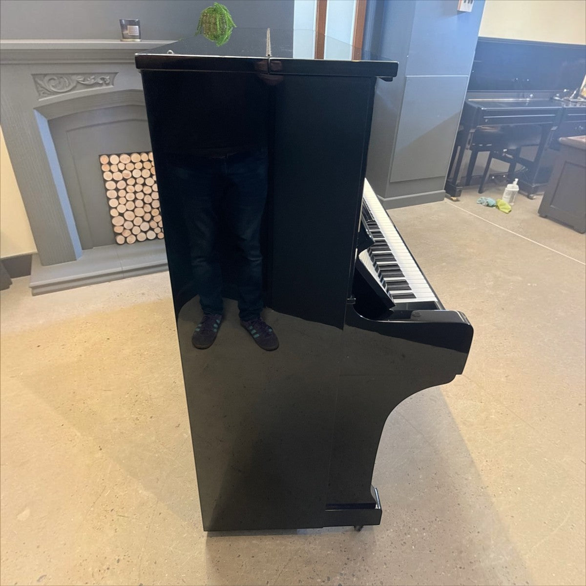 Đàn piano cơ upright TÂN NHẠC CỤ Kawai BL61 màu đen bóng sang trọng, góc nhìn nghiêng thấy rõ độ bóng của thùng đàn