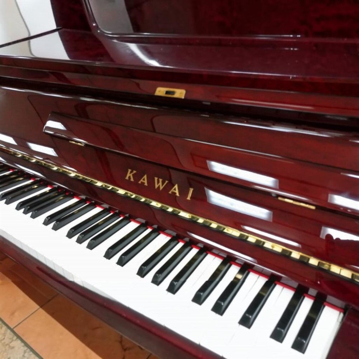 Đàn piano cơ upright TÂN NHẠC CỤ Kawai BL61 màu vân gỗ Mahogany sang trọng với thiết kế cổ điển