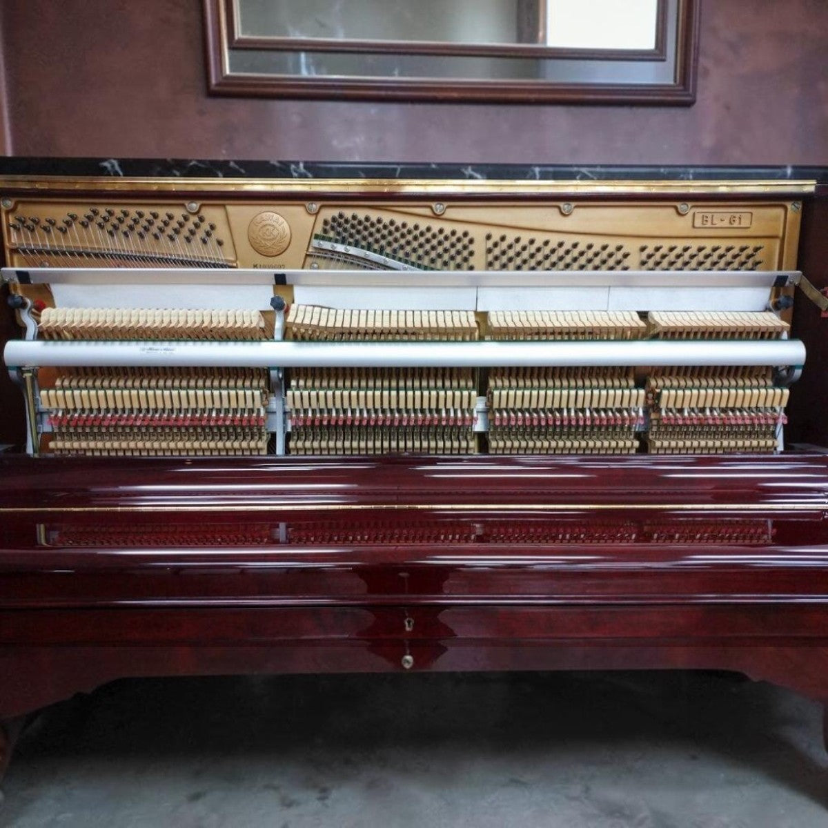 Đàn piano cơ upright TÂN NHẠC CỤ Kawai BL61 màu vân gỗ Mahogany với bộ máy bên trong lộ rõ chi tiết kỹ thuật