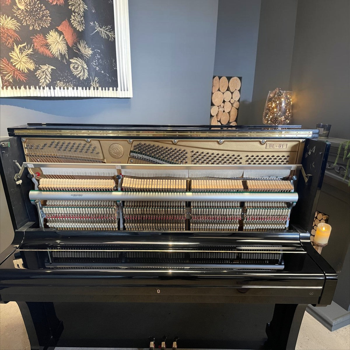 Đàn piano cơ upright TÂN NHẠC CỤ Kawai BL61 màu đen bóng với bộ máy bên trong lộ rõ, thiết kế sang trọng và bền bỉ