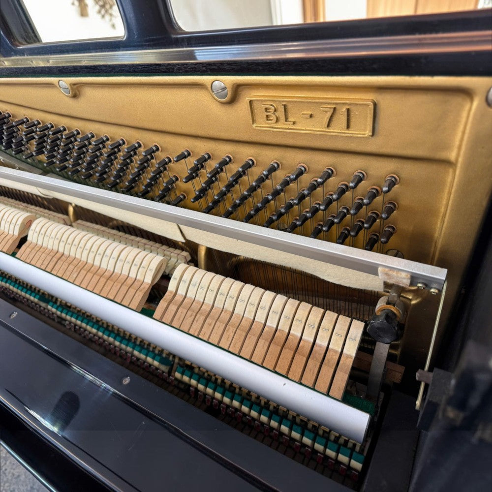Bộ máy và khung gang bên trong đàn piano cơ TÂN NHẠC CỤ Kawai BL71 với các búa đàn bọc nỉ len và chốt lên dây