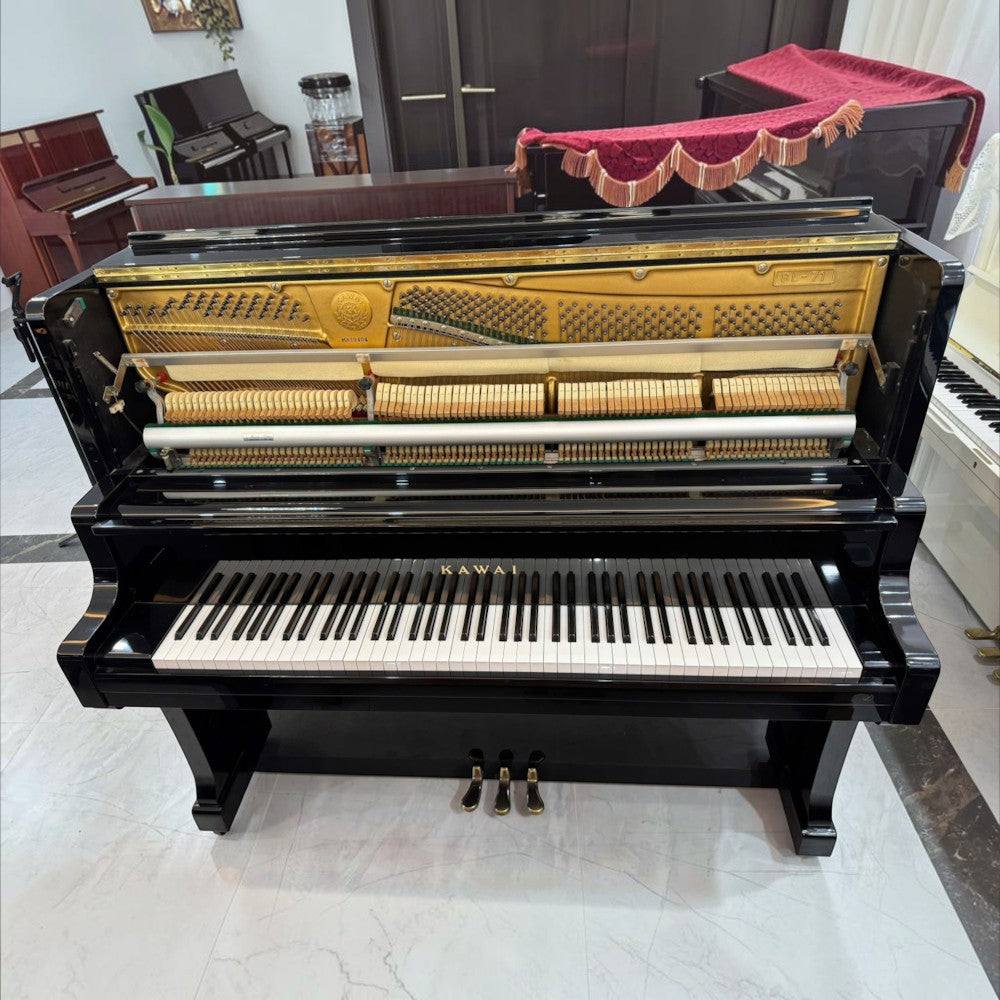 Đàn piano cơ TÂN NHẠC CỤ Kawai BL71 màu đen bóng với nắp trên mở lộ khung gang và bộ máy cơ bên trong