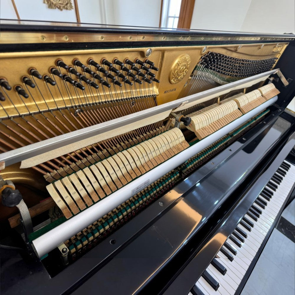 Đàn piano cơ TÂN NHẠC CỤ Kawai BL71 màu đen bóng, nhìn cận cảnh bộ máy bên trong với khung gang và búa đàn chi tiết.