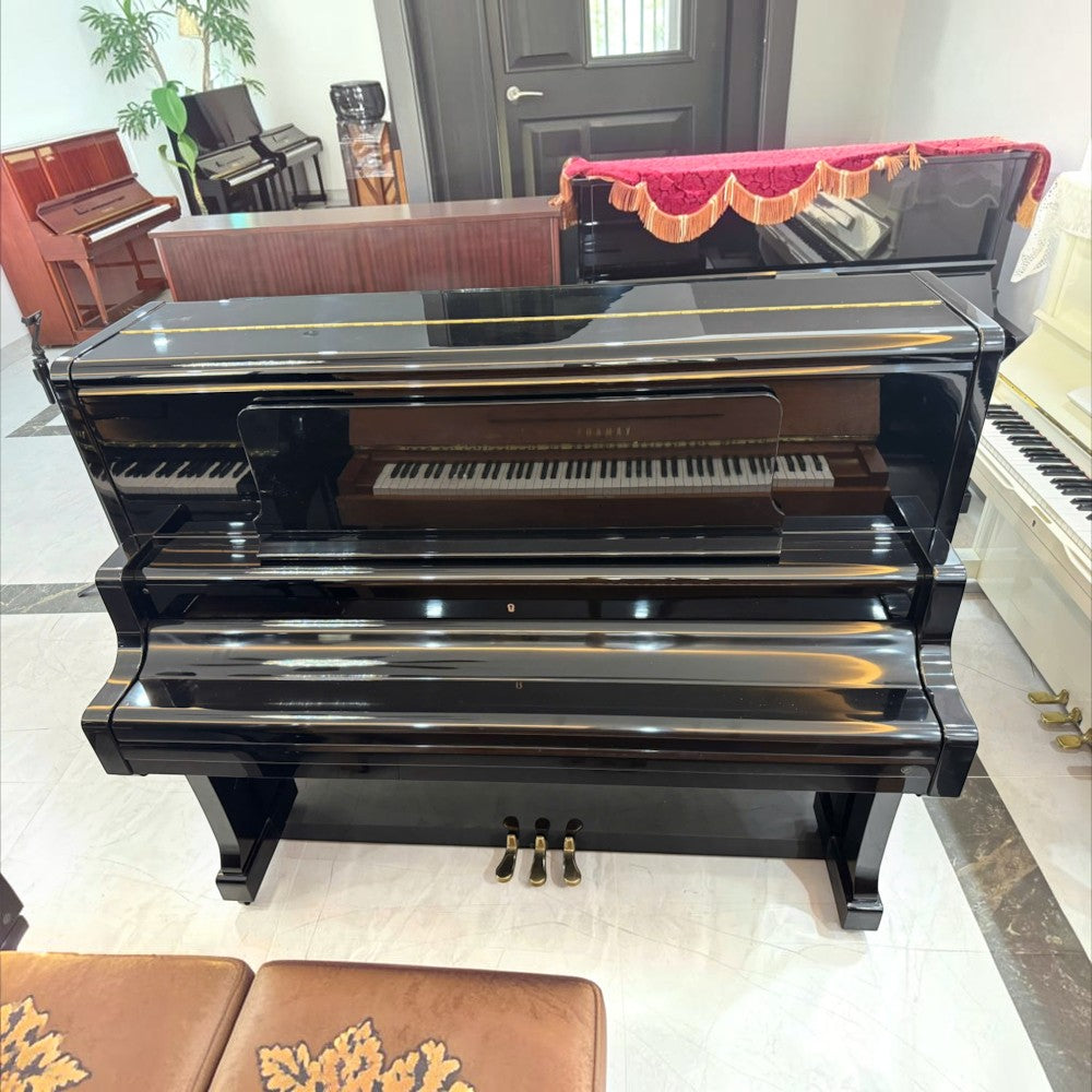Đàn piano cơ Kawai BL71 màu đen bóng sang trọng tại TÂN NHẠC CỤ, thiết kế upright cao 132cm với ba bàn đạp kim loại.