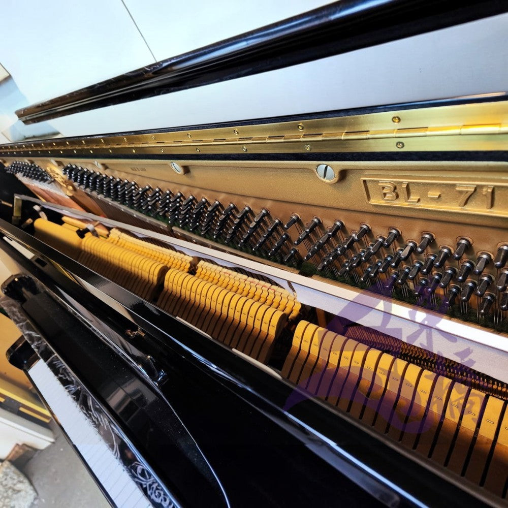 Đàn piano cơ TÂN NHẠC CỤ Kawai BL71 màu đen bóng với bộ máy và khung gang bên trong chi tiết