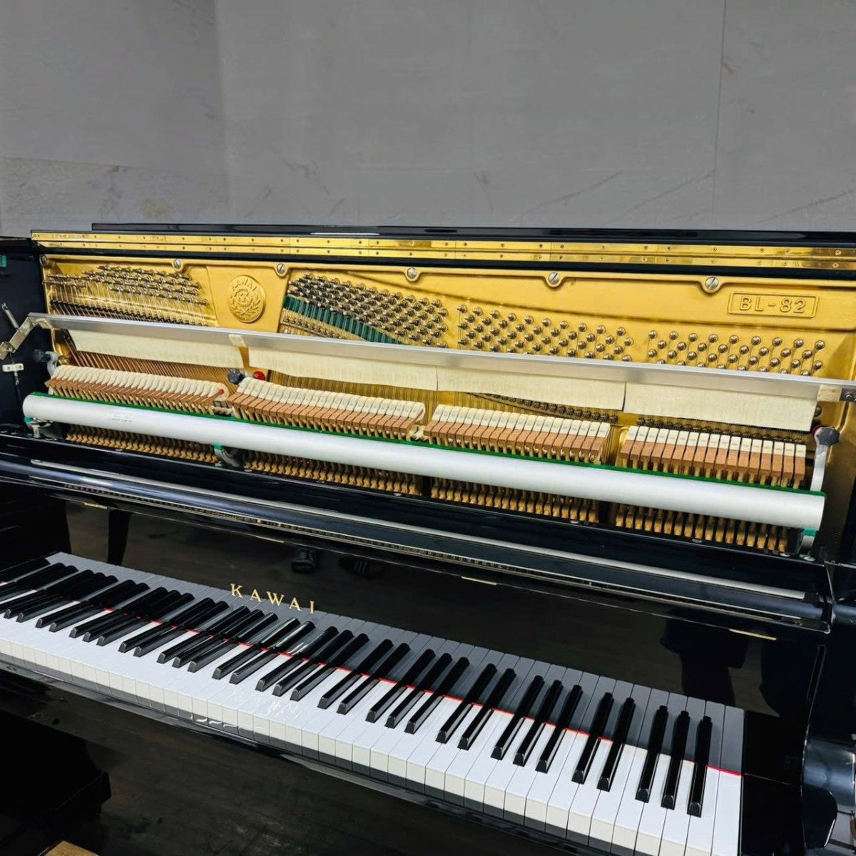 Đàn piano cơ upright Kawai BL82 màu đen bóng với bộ máy bên trong tại Tân Nhạc Cụ