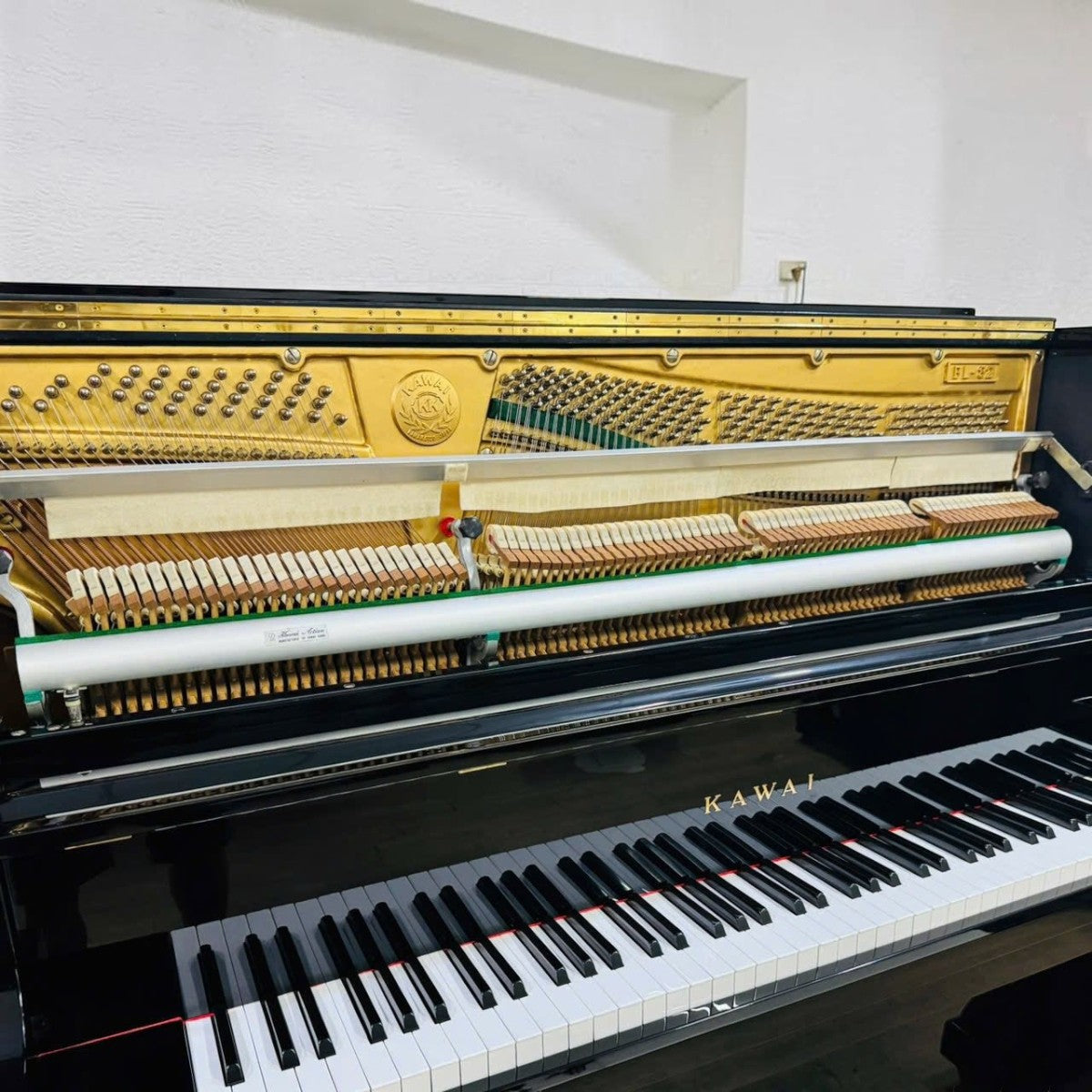 Đàn piano cơ upright Kawai BL82 màu đen bóng với bộ máy bên trong tại Tân Nhạc Cụ
